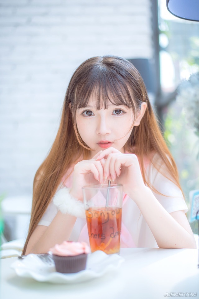 “若但以军略而论，士元胜我多矣。”诸葛亮苦笑着摇头道。